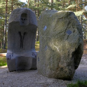 Skulptūra "Derību akmeņi" Bernātu izziņas takās Skulptūra "Derību akmeņi" Bernātu izziņas takās