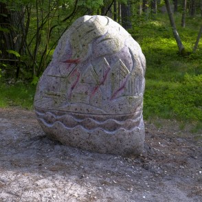 Akmens skulptūra Bernātu izziņas takās Akmens skulptūra Bernātu izziņas takās