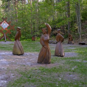 Koka skulptūras Bernātu izziņas takās Koka skulptūras Bernātu izziņas takās