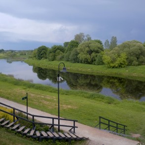 Venta pie Skrundas, koku atspulgs ūdenī Venta pie Skrundas, koku atspulgs ūdenī