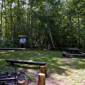 Atpūtas vieta Akmeņupes dabas takā Atpūtas vieta Akmeņupes dabas takā