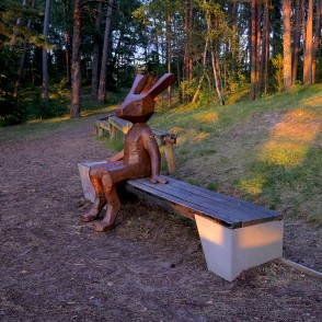 Zaķa koka skulptūra saulrieta takā Zaķa koka skulptūra saulrieta takā