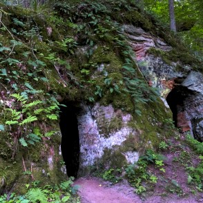 Pagrabalas Rīgas kalna iežos, Līgatne Pagrabalas Rīgas kalna iežos, Līgatne