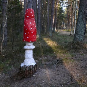Koka sēnes skulptūra pie Būšnieku ezera takas Koka sēnes skulptūra pie Būšnieku ezera takas