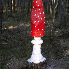 Mušmires skulptūra pie Būšnieku ezera takas Mušmires skulptūra pie Būšnieku ezera takas