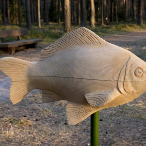Koka zivs skulptūra pie Būšnieku ezera takas Koka zivs skulptūra pie Būšnieku ezera takas
