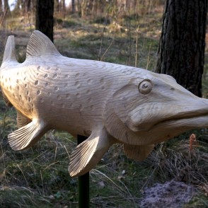 Koka zivs skulptūra pie Būšnieku ezera takas Koka zivs skulptūra pie Būšnieku ezera takas