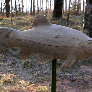 Koka zivs skulptūra pie Būšnieku ezera takas Koka zivs skulptūra pie Būšnieku ezera takas