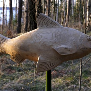 Koka zivs skulptūra pie Būšnieku ezera takas Koka zivs skulptūra pie Būšnieku ezera takas