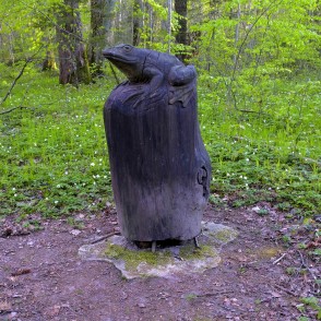 Vardes skulptūra Kalētu mežaparkā Vardes skulptūra Kalētu mežaparkā
