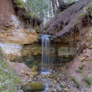Omiķu gravas ūdenskritums pavasarī Omiķu gravas ūdenskritums pavasarī