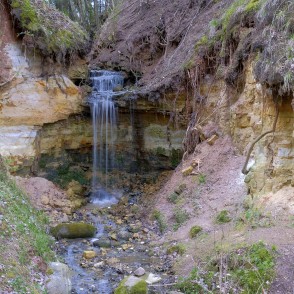 Omiķu gravas ūdenskritums pavasarī Omiķu gravas ūdenskritums pavasarī