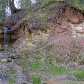 Omiķu gravas ūdenskritums pavasarī Omiķu gravas ūdenskritums pavasarī