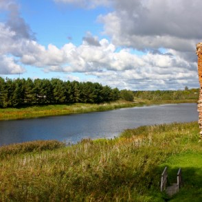 Piltenes viduslaiku pilsdrupu panorāma Piltenes viduslaiku pilsdrupu panorāma