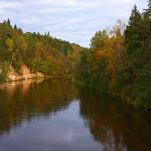 Gauja un Velnalas klintis Siguldā Gauja un Velnalas klintis Siguldā