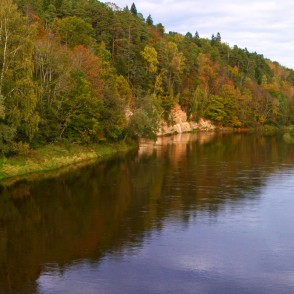 Gaujas panorāma pie Velnalas klintīm Siguldā Gaujas panorāma pie Velnalas klintīm Siguldā