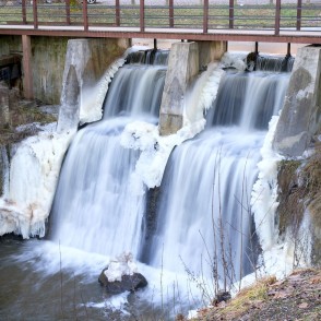 Alekšupītes ūdenskritums ziemā Alekšupītes ūdenskritums ziemā