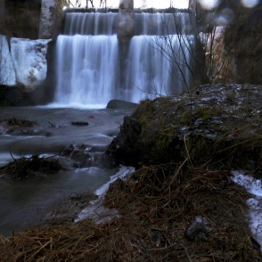 Alekšupītes ūdenskritums februāra atkusnī Alekšupītes ūdenskritums februāra atkusnī