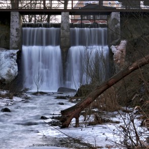 Alekšupītes ūdenskritums februāra atkusnī Alekšupītes ūdenskritums februāra atkusnī