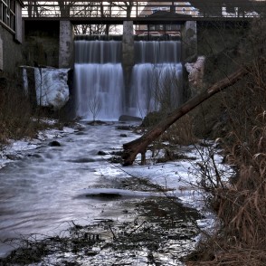 Alekšupītes ūdenskritums februāra atkusnī Alekšupītes ūdenskritums februāra atkusnī