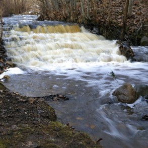 Veģupītes ūdenskritums februāra atkusnī Veģupītes ūdenskritums februāra atkusnī