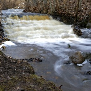 Veģupītes ūdenskritums februāra atkusnī Veģupītes ūdenskritums februāra atkusnī