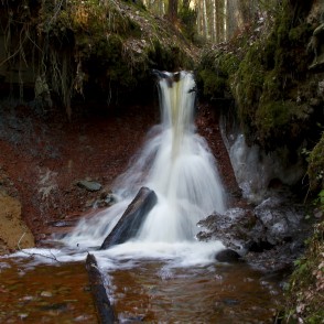 Zārtapu ūdenskritums pavasarī Zārtapu ūdenskritums pavasarī