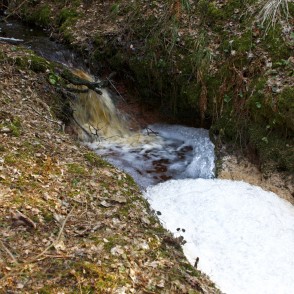 Blakus Zārtapu ūdenskritumam Blakus Zārtapu ūdenskritumam