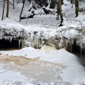 Ziemas skats uz Oļupītes ūdenskrituma ledainajām malām Ziemas skats uz Oļupītes ūdenskrituma ledainajām malām