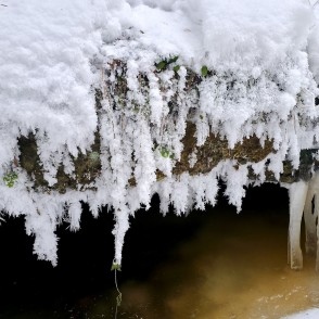 Lāsteku veidojumi pie Oļupītes ūdenskrituma ziemā Lāsteku veidojumi pie Oļupītes ūdenskrituma ziemā