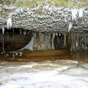 Lāstekas un sarma Oļupītes ūdenskritumā Lāstekas un sarma Oļupītes ūdenskritumā