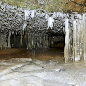 Lāstekas un sarma Oļupītes ūdenskritumā Lāstekas un sarma Oļupītes ūdenskritumā