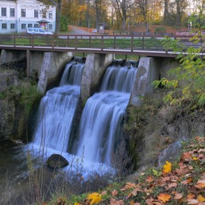 Alekšupītes ūdenskritums rudens vakarā Alekšupītes ūdenskritums rudens vakarā