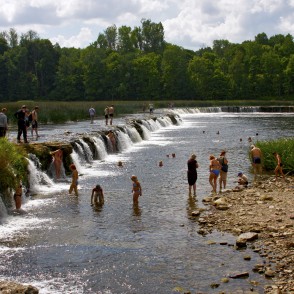 Cilvēki brien pāri Ventas rumbai Cilvēki brien pāri Ventas rumbai