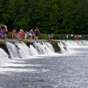Cilvēki iet pāri Ventas rumbai Cilvēki iet pāri Ventas rumbai