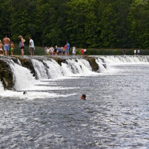 Cilvēki iet pāri Ventas rumbai Cilvēki iet pāri Ventas rumbai