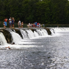 Cilvēki iet pāri Ventas rumbai Cilvēki iet pāri Ventas rumbai