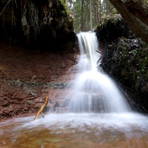 Zārtapu ūdenskritums pavasarī Zārtapu ūdenskritums pavasarī