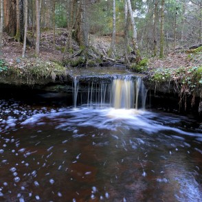 Oļupītes ūdenskritums pavasarī Oļupītes ūdenskritums pavasarī