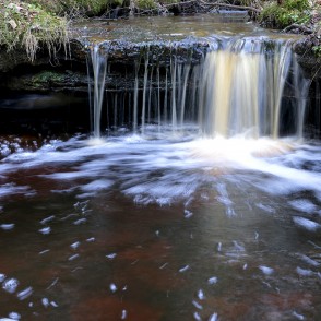 Oļupītes ūdenskritums pavasarī Oļupītes ūdenskritums pavasarī