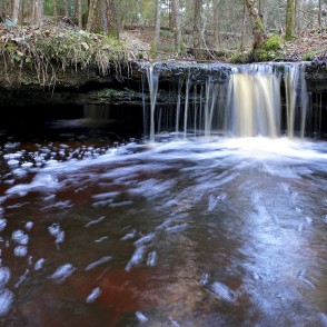 Oļupītes ūdenskritums pavasarī Oļupītes ūdenskritums pavasarī