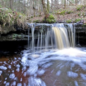 Oļupītes ūdenskritums pavasarī Oļupītes ūdenskritums pavasarī