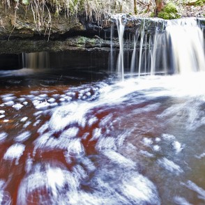 Oļupītes ūdenskritums pavasarī Oļupītes ūdenskritums pavasarī
