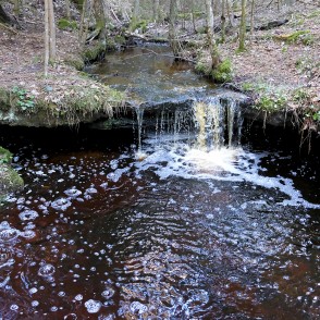 Oļupītes ūdenskritums pavasarī Oļupītes ūdenskritums pavasarī