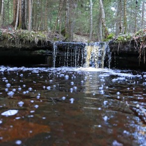 Oļupītes ūdenskritums pavasarī Oļupītes ūdenskritums pavasarī