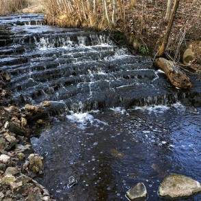 Veģupītes ūdenskritums pavasarī Veģupītes ūdenskritums pavasarī