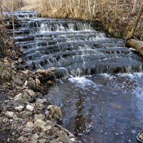 Veģupītes ūdenskritums pavasarī Veģupītes ūdenskritums pavasarī