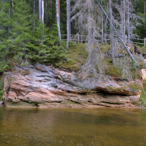 Palu iezis skatā no upes Palu iezis skatā no upes