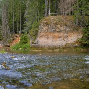 Palu iezis skatā no upes Palu iezis skatā no upes