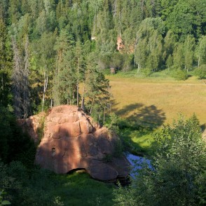 Skats uz Zvārtes iezi no Zvārtes kraujas Skats uz Zvārtes iezi no Zvārtes kraujas